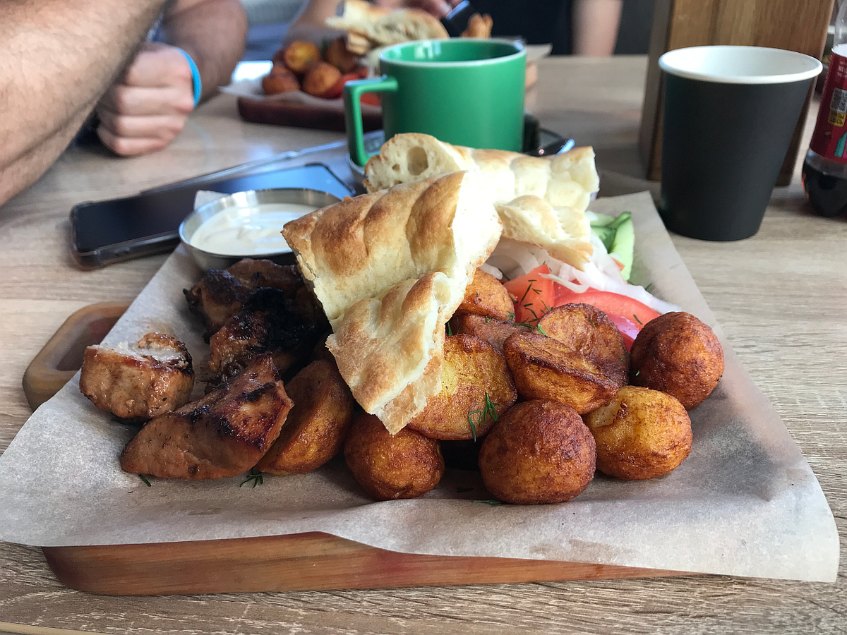 Авторское фото для настроения. В.Новгород - одно из заведений питания.