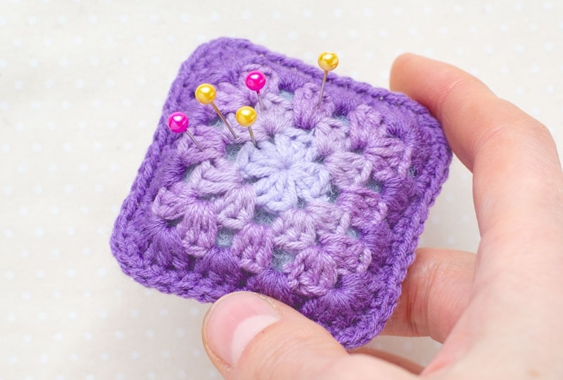 Идея, как использовать остатки пряжи: схема узора «Бабушкин квадрат» на примере игольницы