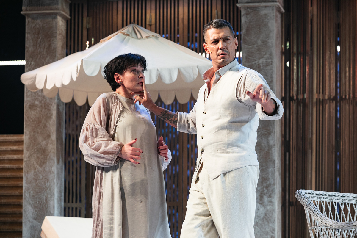    Иван Васильев и Анна Вартаньян на сцене театра им. В. Ф. Комиссаржевской в спектакле «На всякого мудреца довольно простоты»Фото предоставлено пресс-службой