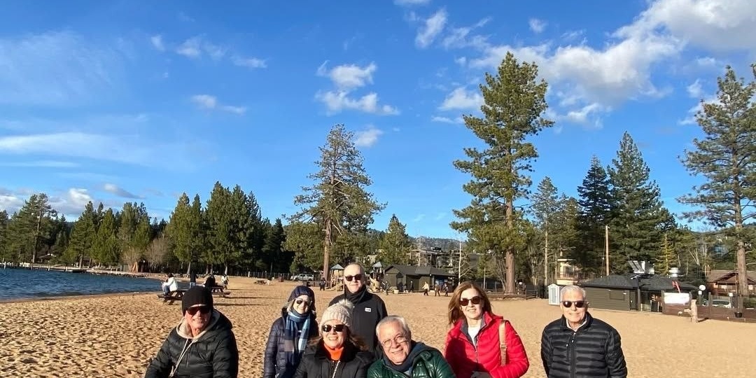 Родители Керема Бюрсина с друзьями в путешествии на озере Тахо.