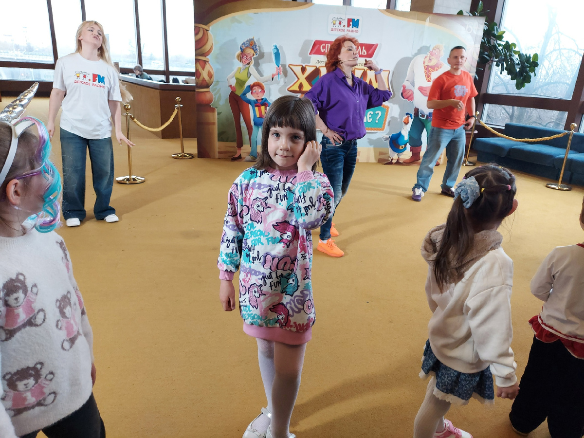 Пока дети танцевали, разгадывали загадки и изображали Макса, я купила новую книгу о приключениях ХРУМа