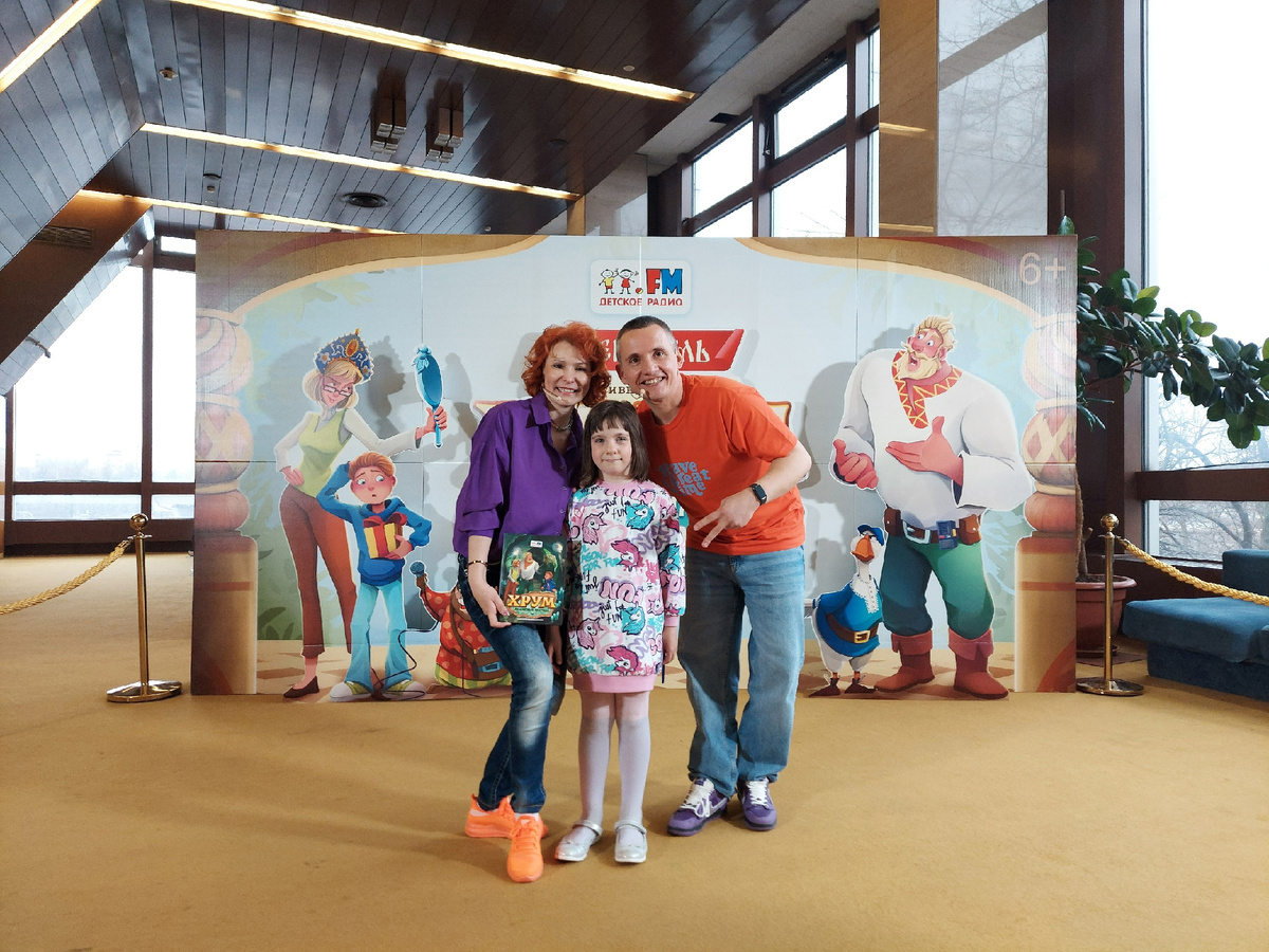 Перед представлением сделали фото с ведущими на память