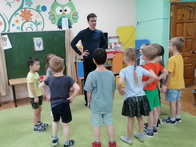 Серьезные занятия с ребятишками будущий воспитатель Матвей Захаров перемежает с веселыми физкультминутками. Такое переключение деятельности полезно и детям, и взрослым. Фото: предоставлено пресс-службой УрГПУ