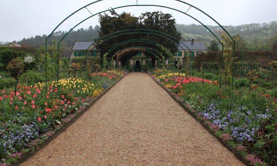 Дорожки на участке из щебня: как сделать своими руками