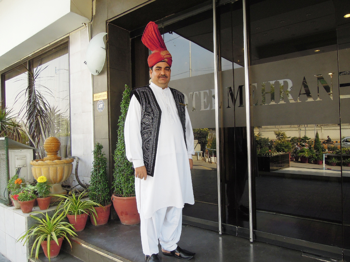 Вот так встречает нас у входа в отель пакистанский дорман. 