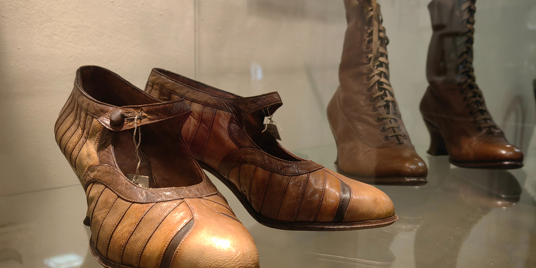 Уголок старинной обуви, которую производят и сейчас. Краеведческий музей в г. Талдом (Московская область)