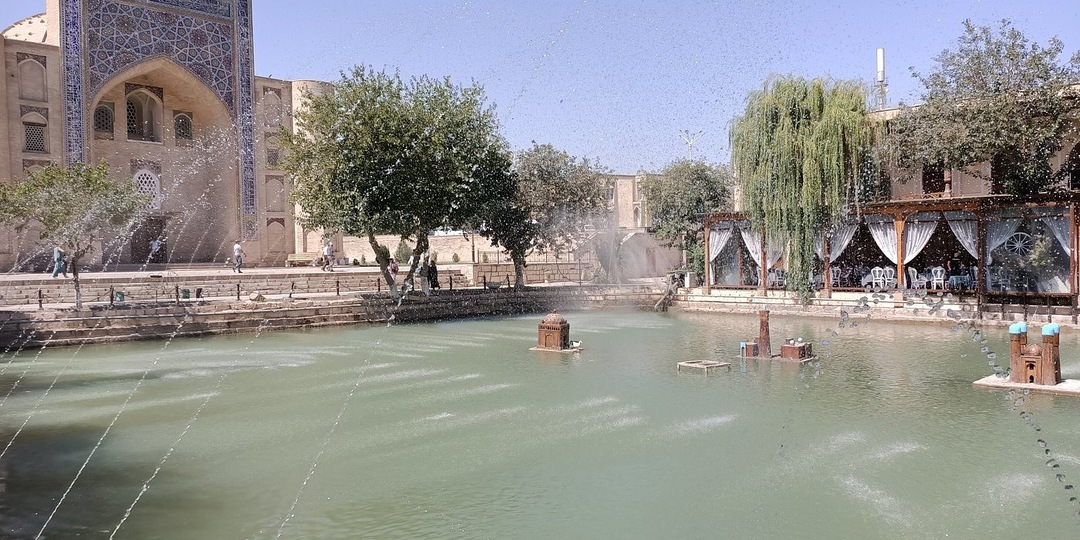 «Голубая мечеть и зелёный чай»: как я покупала eSIM для Узбекистана и забыла о скрепках