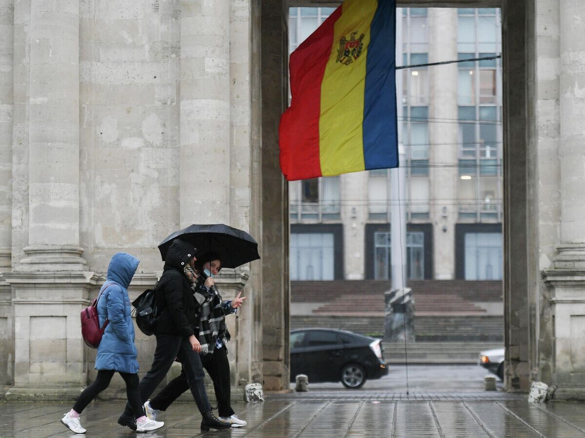    Прохожие у здания правительства Молдавии в Кишиневе | © РИА Новости / Максим Блинов