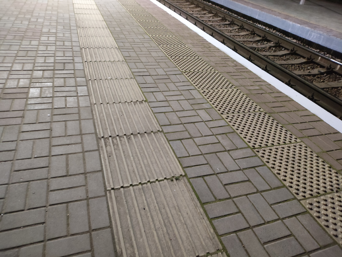 Вдоль всего пероона для незрячих полосы специальные