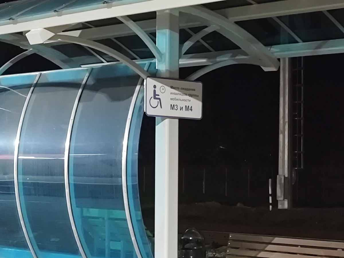 Лавочку не видно, но она закрытая и от солнца, и от возможного дождя.