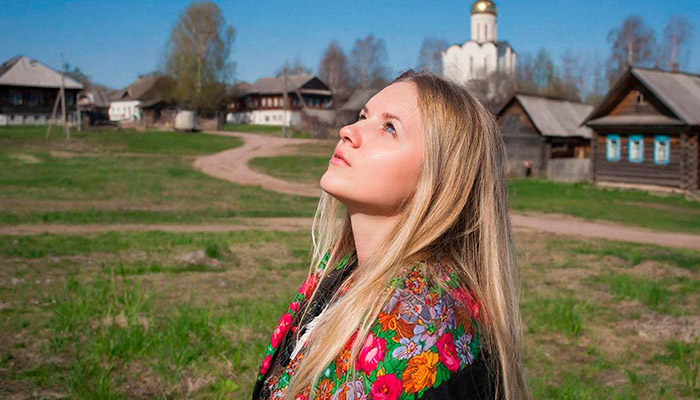 В Светлый четверг проводились смотрины, а девушки надевали лучшие наряды и выходили приветствовать весну. Фото: GigaChat