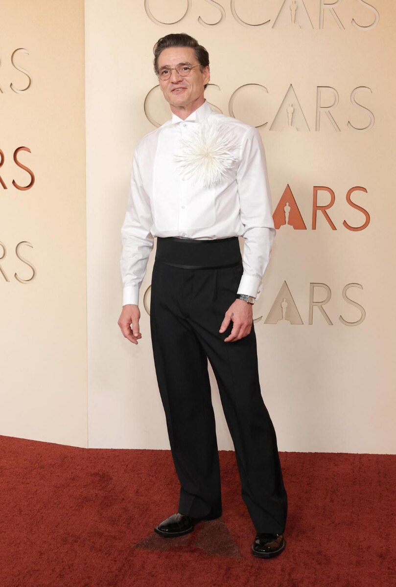 Педро Паскаль на церемонии Оскар 2026 в силуэье от Chanel авторства Матье Блази. Материал: Getty Images.