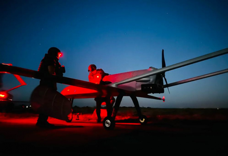 Расчет военнослужащих ВСУ по применению дрона-разведчика 