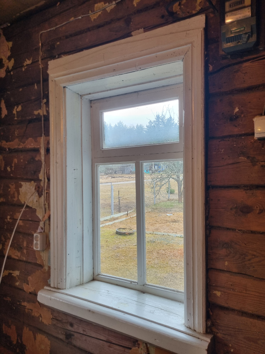 Пряничный домик - стены зачищены от обоев, окна мне нравятся, хочется их сохранить и не менять на пластик.