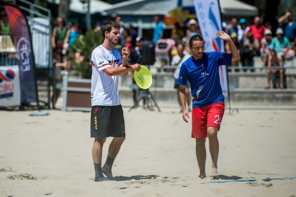 Фотография с сайта Spirit of the Game (SOTG) — ключевая философия ультимата (фрисби), отличающая его от других видов спорта. Это принцип самооценки и честности: на поле нет судей, игроки сами решают споры, объявляя фолы и договариваясь на месте.
