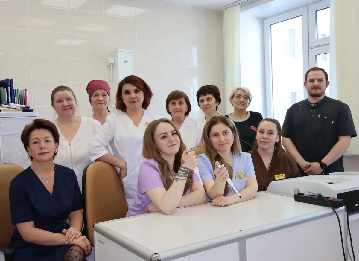 Часть коллектива КДЛ, Богучанская РБ: (слева направо) нижний ряд: Бессонова Надежда Ивановна, Бубер Кристина Владимировна, Мельникова Анна Александровна, Лисевич Алеся Алексеевна, Ромашёв Сергей Яковлевич.