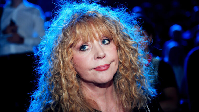 «Она не прилетела»: 77 лет Пугачевой, пустой замок и миллионы, которые утекают с дымом