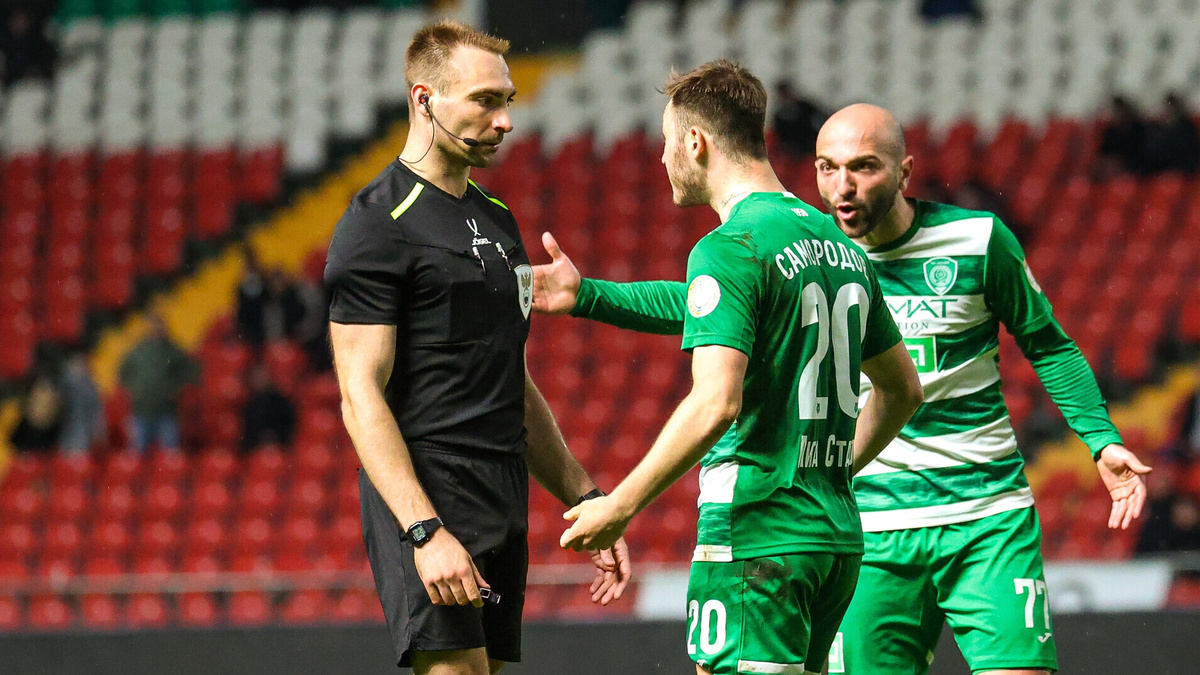 Судья всегда главный и отвечает за результат. кого казнить кого помиловать))