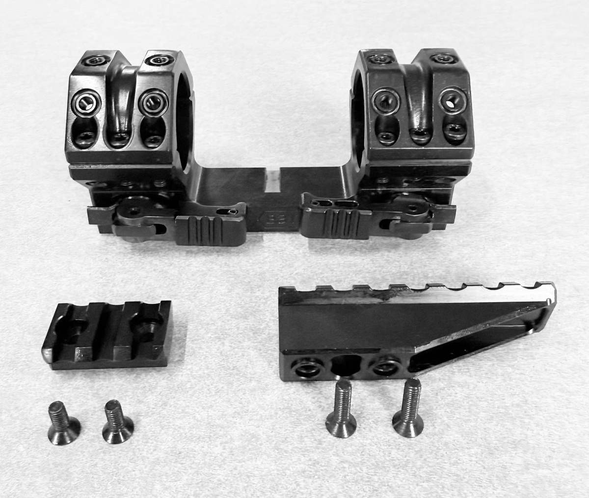 Кронштейн 34мм наклон 0МОА высота 15мм. Моноблок с комплектом планок для установки дополнительного оборудования на верхние полукольца. Разработан и произведен ООО "ОКБ РОСТ". Предназначен для установки оптических прицелов на стрелковое оружие (винтовки/карабины).