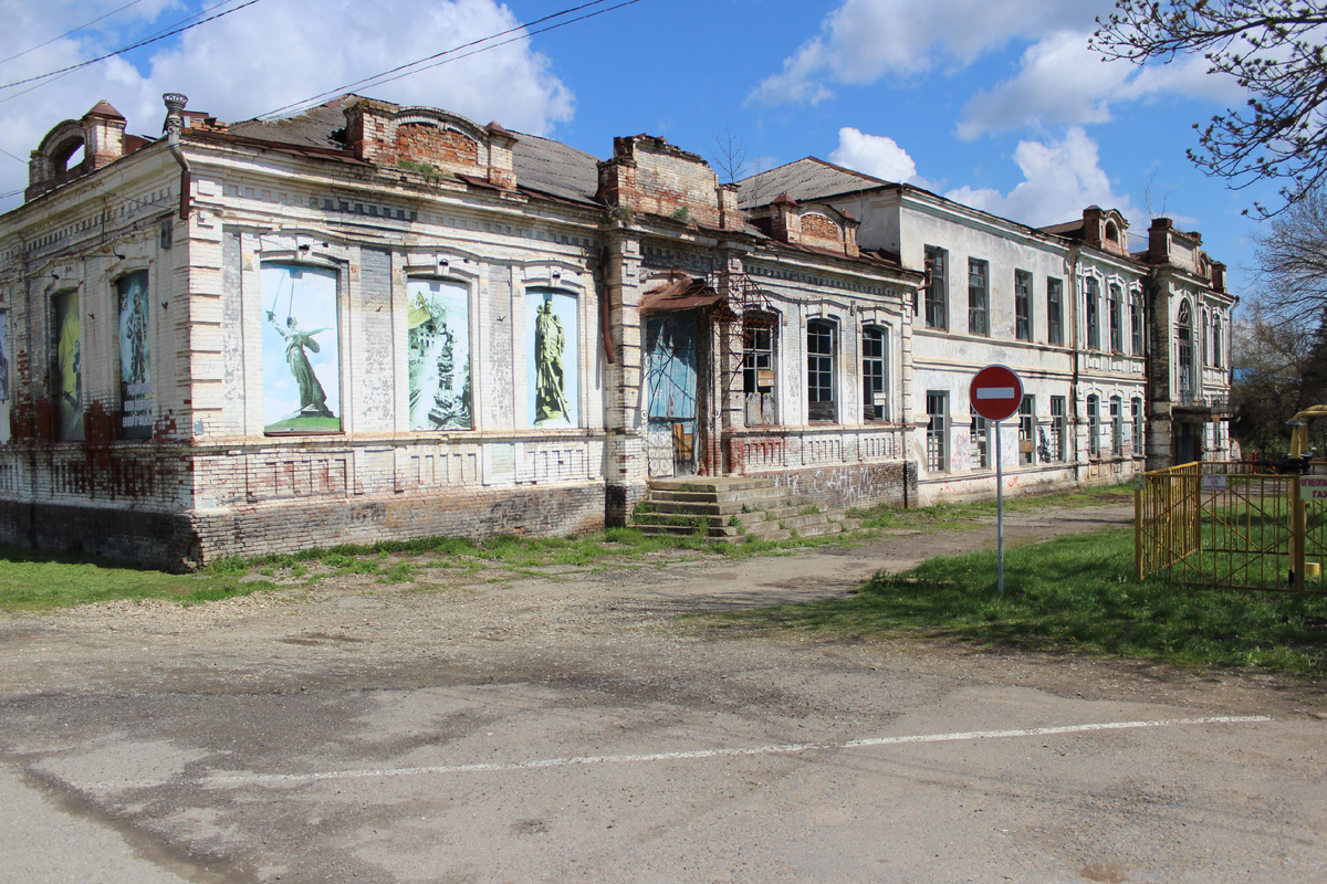 Здания станичной управы и казачьего училища в наши дни совсем обветшали.