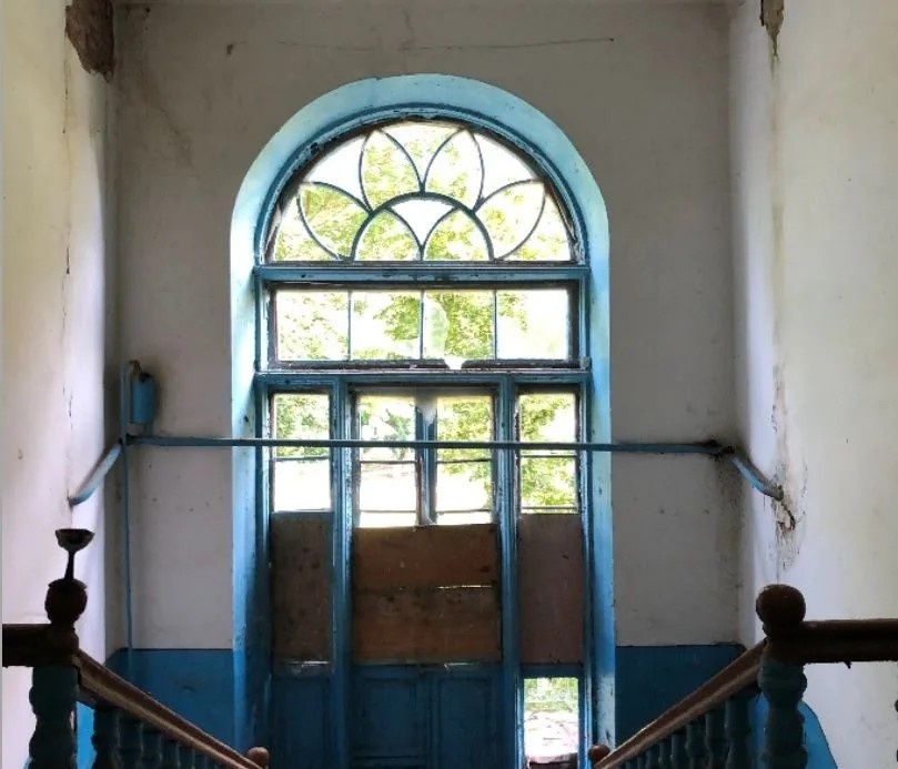 Вид на окно с парадной лестницы казачьего училища.