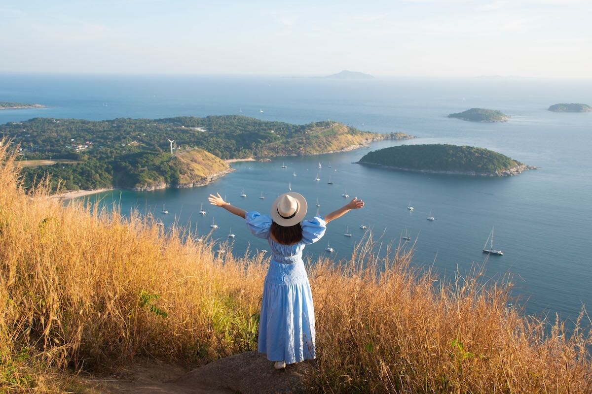 Я не планировала жить на Пхукете.
И уж точно не планировала, что это станет моей нормальной жизнью.

Я юрист. Более 10 лет в крупной компании, где всё держится на правилах, логике и контроле. И я, честно, привыкла так жить.

Пхукет сначала был просто “временно”. Потом стал “пока так”. А потом как-то незаметно превратился в “ну я тут живу”.

И вот тут начинается интересное.

Потому что Пхукет — это не открытка и не курортная фантазия. Это система. Просто другая.

Сначала кажется, что всё разбросано и хаотично: люди, районы, ритм, поведение.
Потом начинаешь видеть структуру.
А потом уже не анализируешь — просто живёшь внутри.

Я перестала пытаться всё объяснять и раскладывать по полкам. Это здесь не всегда работает.

Иногда непонятно. Иногда странно. Но почти всегда — логика есть. Просто не сразу видна.

И в какой-то момент ты перестаёшь бороться с реальностью. Начинаешь с ней жить.

Выправится.

Пхукет плюс....По…али.