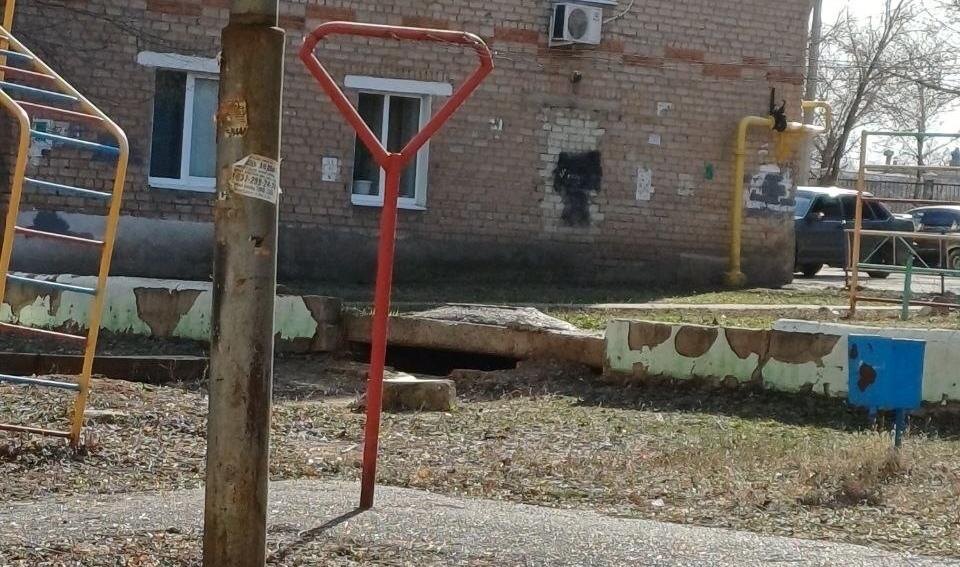    Глубокая яма появилась на детской площадке в Оренбурге