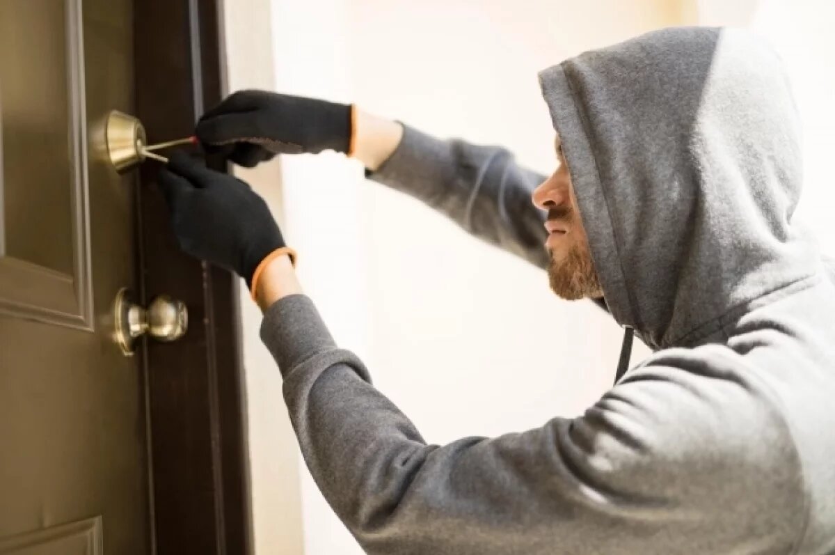    Омич залез в окно чужой квартиры и похитил ноутбук