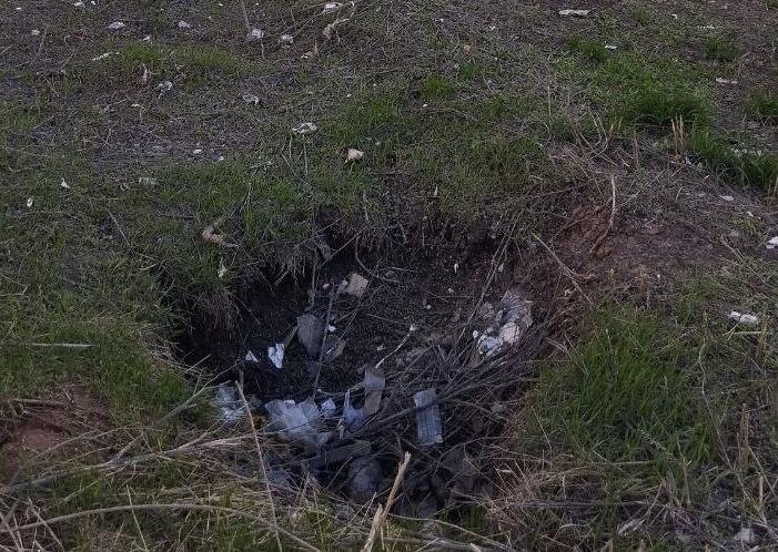    «Этот тротуар ведет в школу»: Жители Оренбурга просят засыпать провал грунта