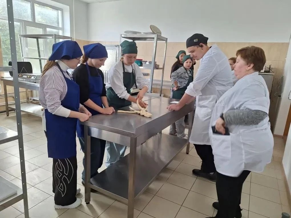 Девятиклассницы в Вознесенском техникуме  учатся работать с тестом.