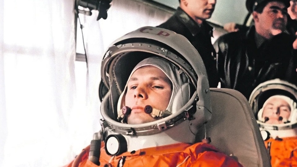 Не можем летать в космос – посветим в небо фонариком и громко загудим!