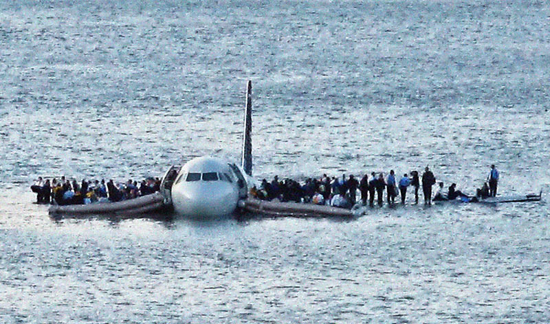 Авиалайнер Airbus A320 приводнился на реку Гудзон, 15 января 2009 г. Фото: YouTube