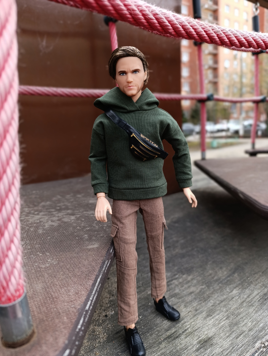 Но только я собралась взять с собой на прогулку куклу - погода испортилась ☔