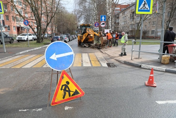 В Долгопрудном ремонтируют детские площадки и дороги