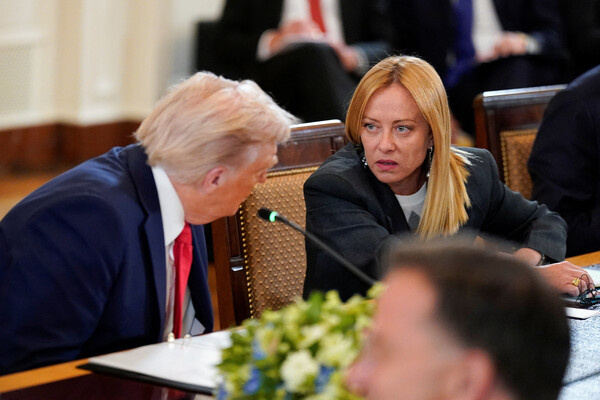 Президент США Дональд Трамп и премьер-министр Италии Джорджия Мелони во время переговоров с участием европейских лидеров в Белом доме, США, 18 августа 2025 года / Alexander Drago/Reuters   📷
