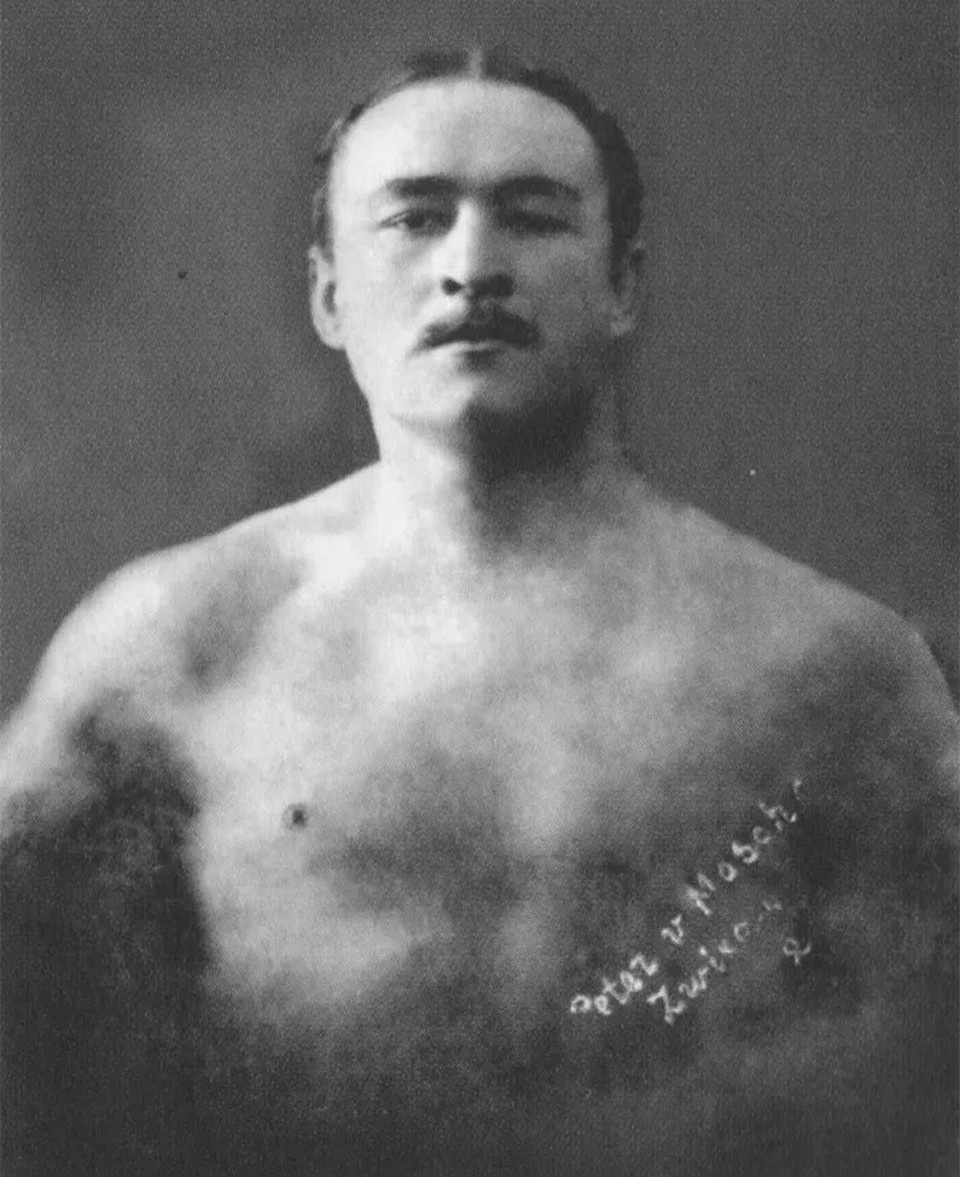    Петр Можаров увлекался модным в то время гиревым спортом. Снимок, где Петр подражает русскому богатырю Ивану Поддубному, сделан в Германии в 1912 году. Фото: НМУР