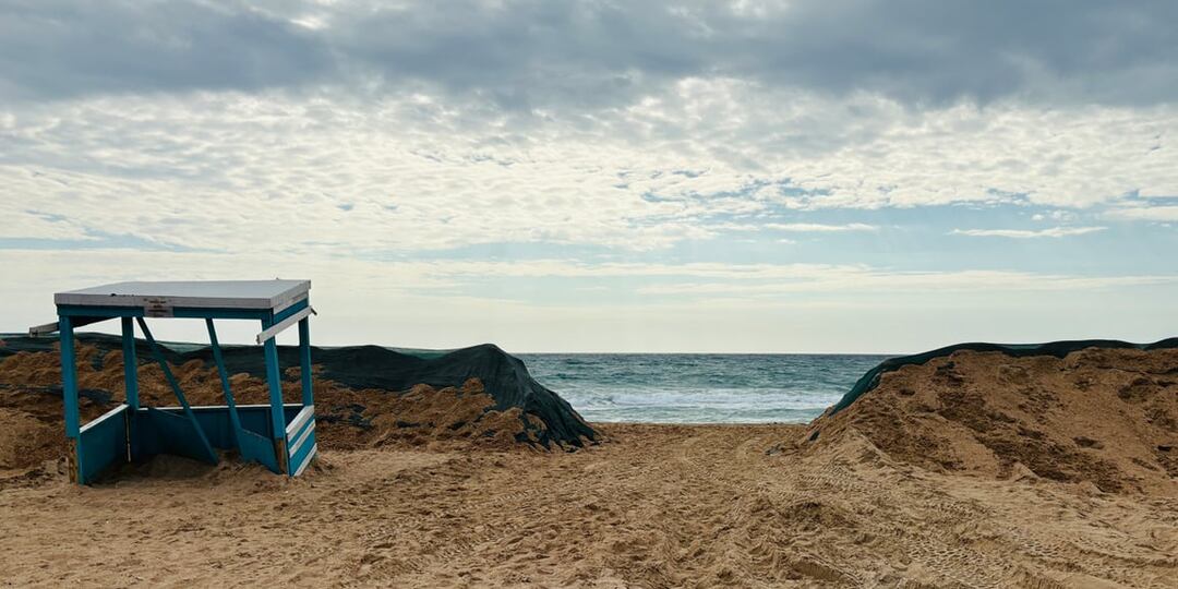 Репортаж из Анапы. Через полтора года после разлива мазута в Керченском проливе волонтеры продолжают убирать пляжи — и им не помогают