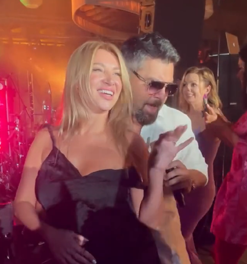 Скриншот с видео канала Макс "Звездач.ру"📷    «Обнимал, прижимал, целовал»: Юлия Ковальчук отреагировала на горячие танцы Чумакова с фанаткой
