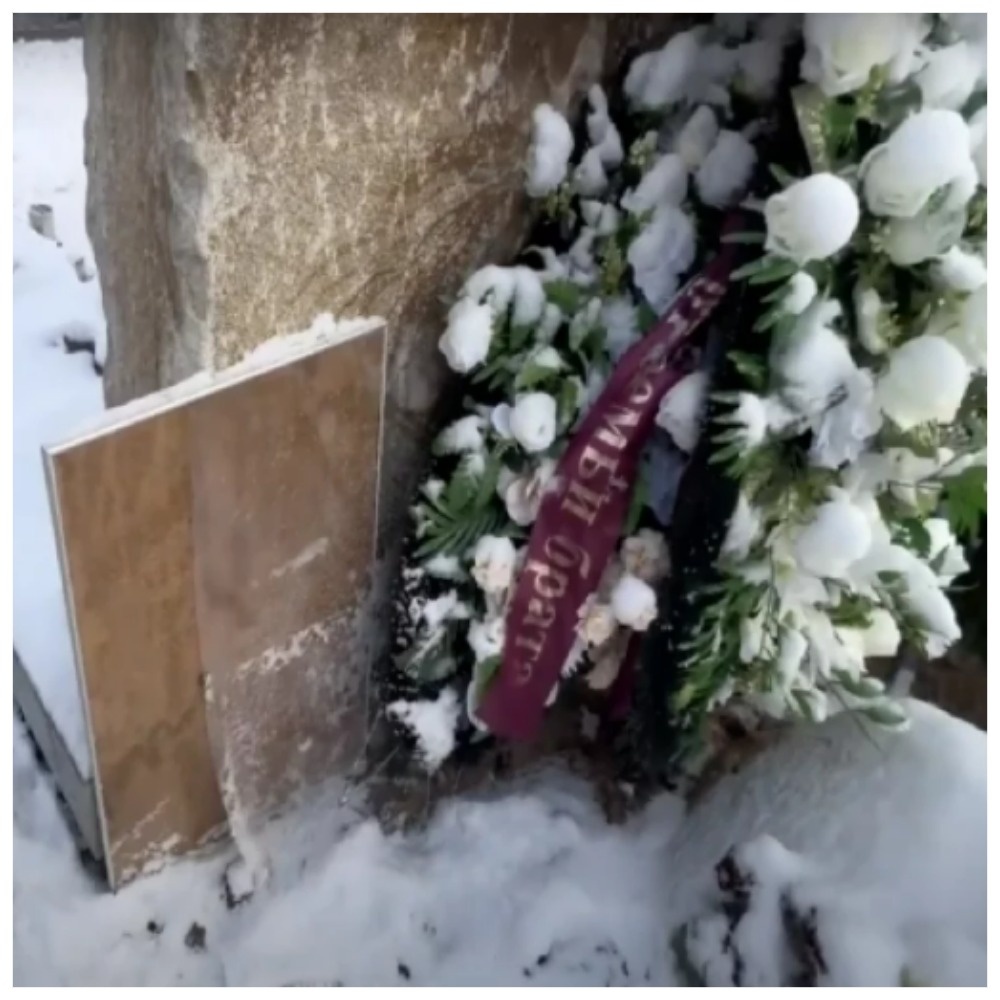 Одно время на могиле стояла с пустая рамка, а портрет исчез - его размыли дожди