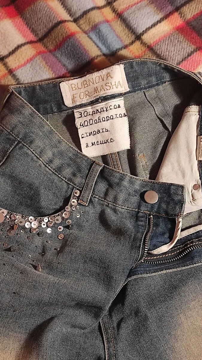 Вышивка на лоскуте хлопковой ткани