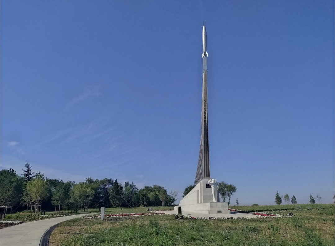 Вот сама стела с памятником нашему первому космонавту на месте приземления 