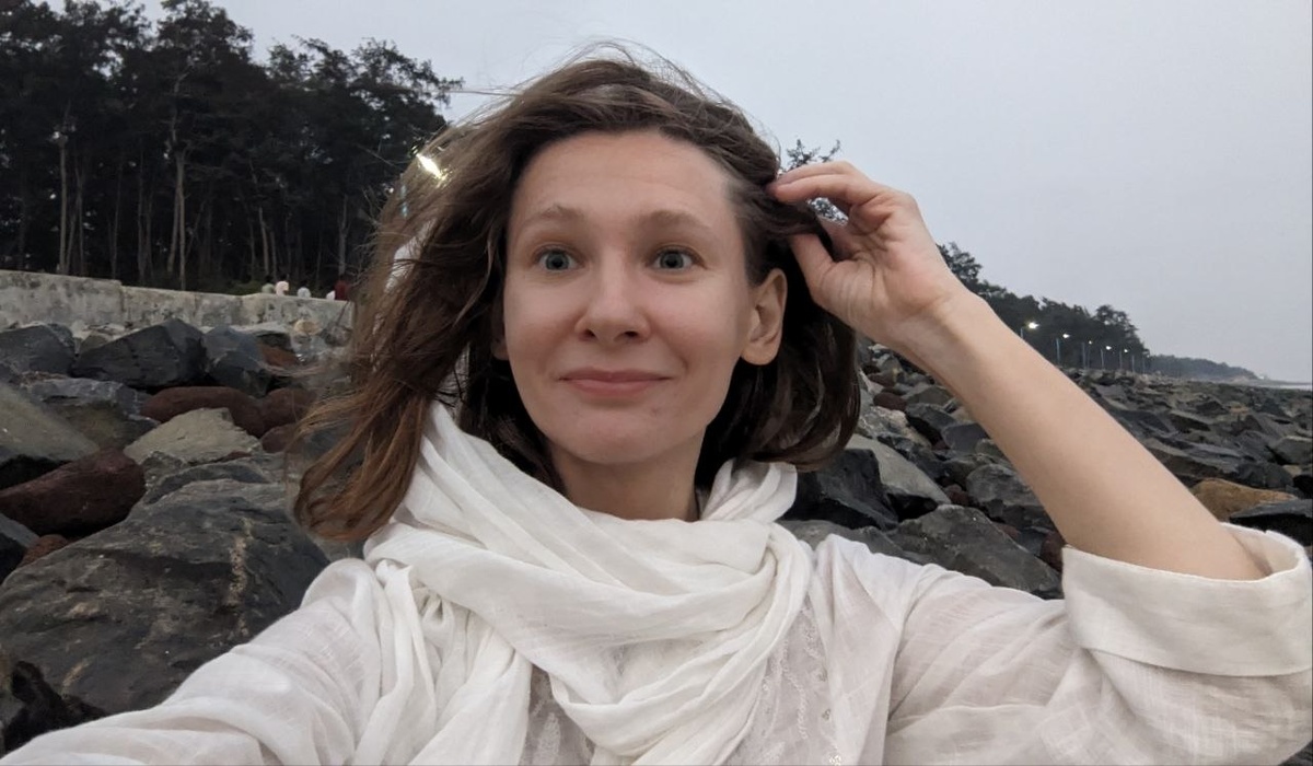 Так выгляжу я, автор этого канала, Даша с края света. Мы с мужем живем и работаем при университетах: 2 года во Франции, 3 года в Америке, сейчас в Индии готовимся к следующему переезду, тут уж действительно культурный шок и как на другой планете. 