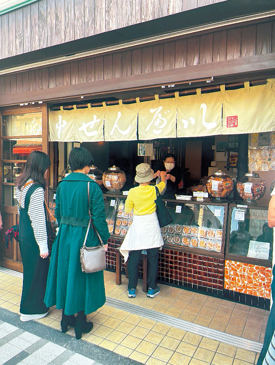 Одна из старинных лавочек на улице Янака Гинза