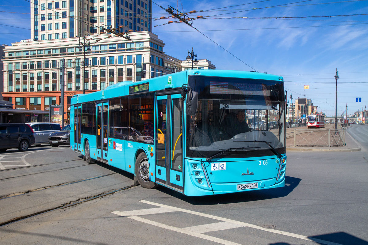 МАЗ-203 на Московском прсопекте в Петербурге, 2022 год