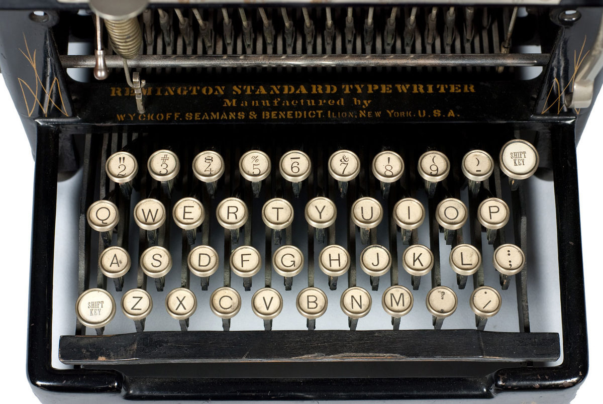    О том, чтобы добавить в печатную машинку кнопку, фиксирующую регистр, догадались не сразуwiki/Martin Howard