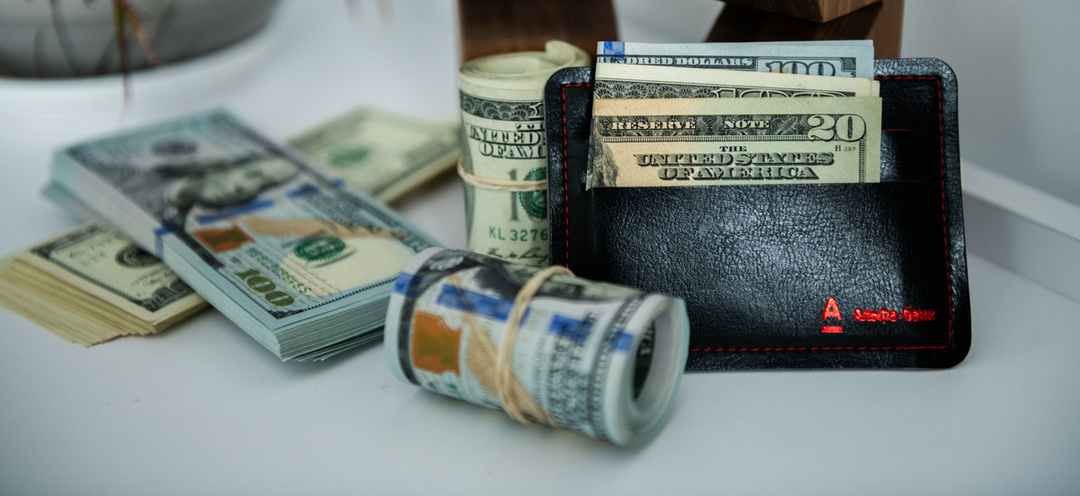 Россияне массово забирают валюту из банков: рекордный отток с 2023 года