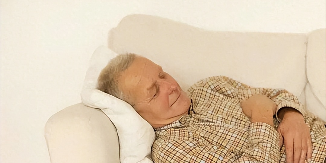 Почему люди, которые любят вздремнуть после обеда, живут более чем на 5 лет дольше