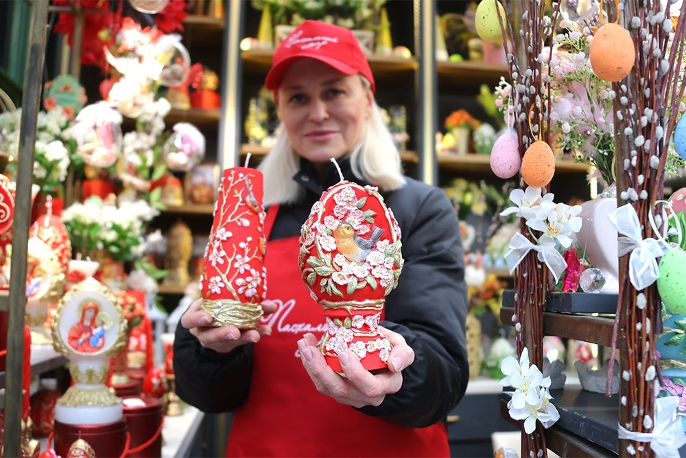    На свечах изображен Зарян, которого Надежда Мокеева спасла минувшей зимой. / Александр Корольков