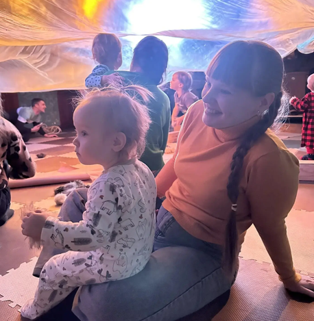 во время представления с дочерью