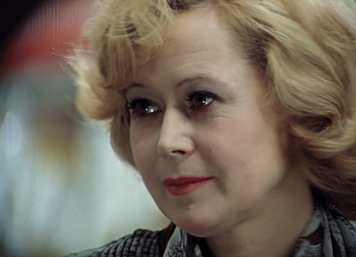 Кадр из кинофильма "Служебный роман", 1977 г., режиссер Эльдар Рязанов, сценаристы Эмиль Брагинский, Эльдар Рязанов, композитор Андрей Петров (скриншот)